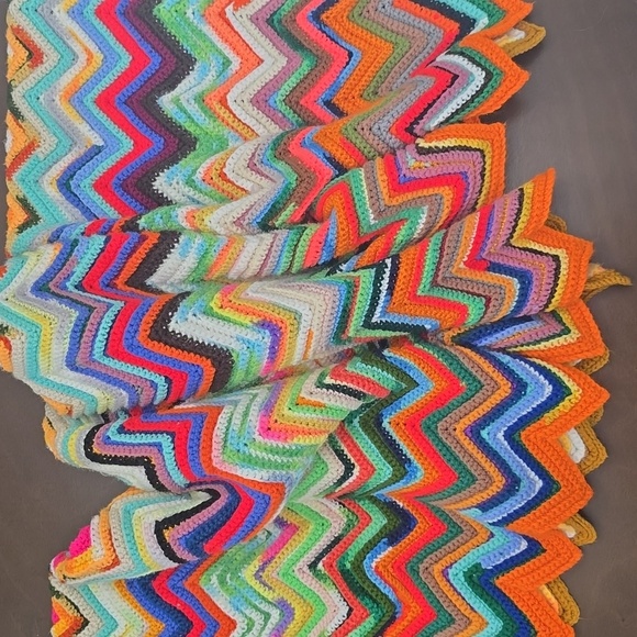 CROCHET Colorful Chevron Blanket Handmade - Picture 4 of 4